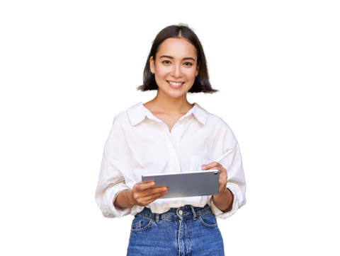 Mujer sonriendo con su tablet
