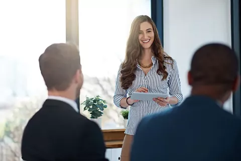 grupo de trabajadores en convencion
