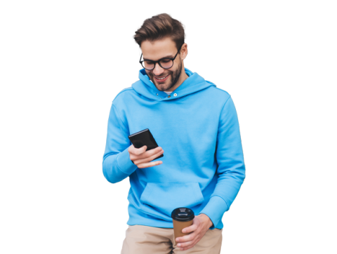 Hombre con su teléfono en la mano