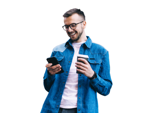 Persona revisando su celular