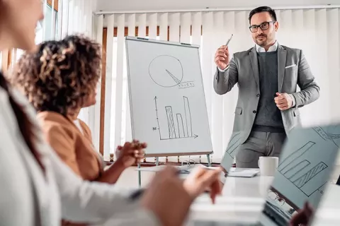 Personas en sala de conferencias