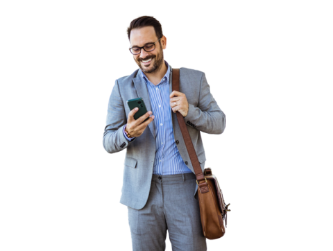 Hombre mirando su celular