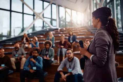 Auditorio de conferencias con personas