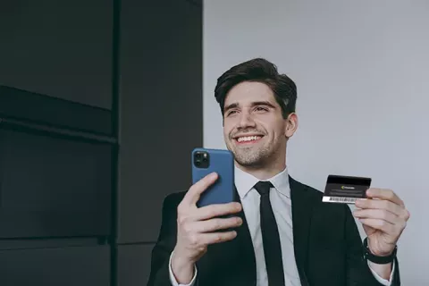 Hombre con tarjeta de afiliación