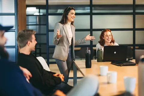 Personas en reunión laboral