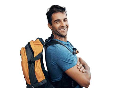 Hombre con morral en la espalda