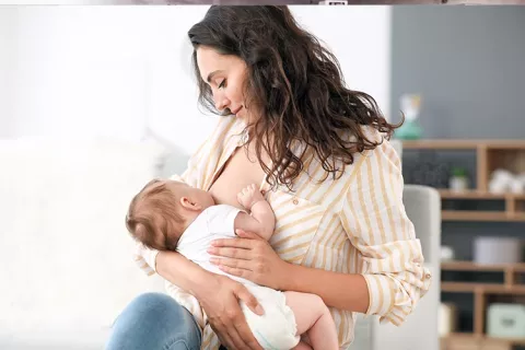 Madre amamantando a su bebe