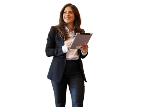 Mujer sonriendo con su tablet