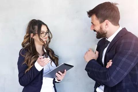 Hombre y mujer en proceso a proveedores