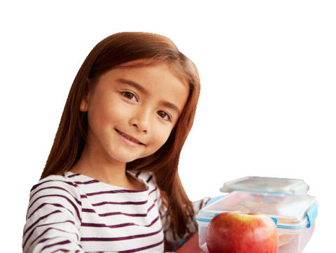 Niña en comedor de colegio