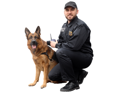 Policía sonriendo con un perro de servicio