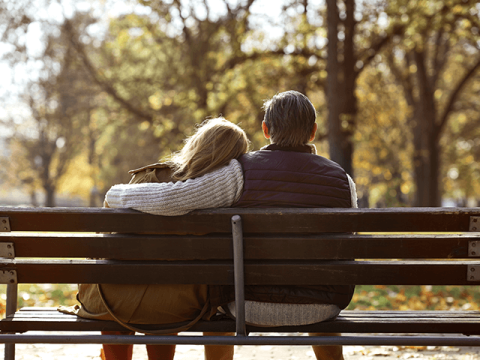 Pareja sentada mirando el paisaje