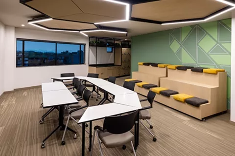 Sala con una mesa, sillas y sillones