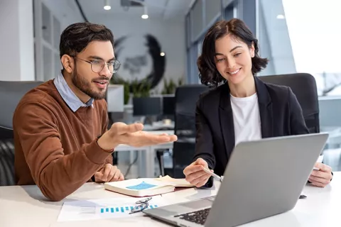 Dos personas afiliadas a Colsubsidio se capacitan en modalidad virtual.