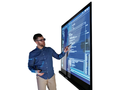 Hombre señala una pantalla para explicar un tema