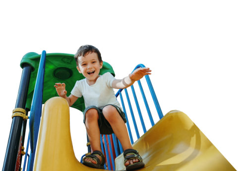 Niño sonriente en un tobogán.