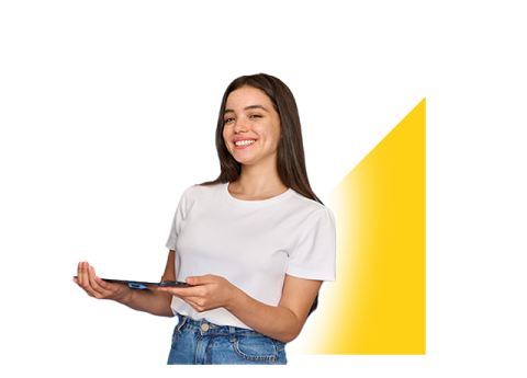 Una joven sostiene en sus manos una tablet en la que estudia su bachillerato flexible con Colsubsidio. 