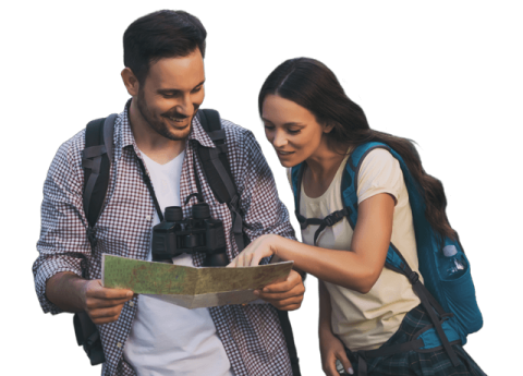 Pareja revisando un mapa para iniciar una caminata