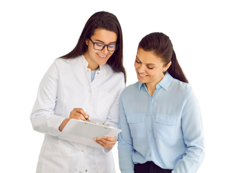 Dos mujeres revisan resultado médicos