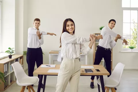 personas haciendo estiramiento de los musculos