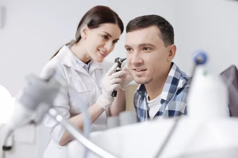 hombre en examen de fonoaudiologia