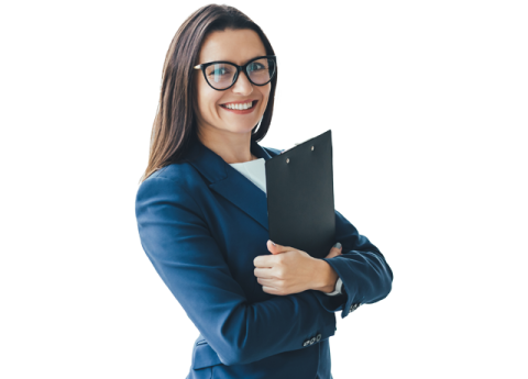 Mujer sosteniendo una planila con ambas manos contra el pecho