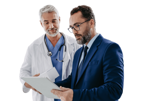 paciente revisando el chequeo con su médico