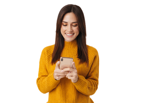 Mujer pagando sus aportes en línea.