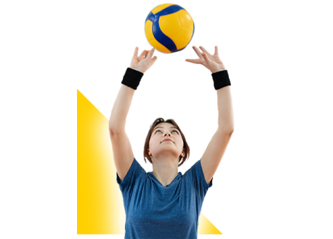 Mujer jugando voleibol en Colsubsidio.