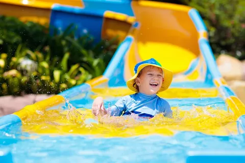 niño celebrando cumpleaños en piscilago colsubsidio