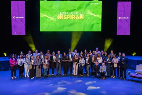 trabajadores Colsubsidio siendo reconocidos por labor