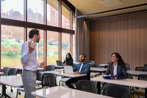 trabajadores Colsubsidio en capacitación dentro del club la colina