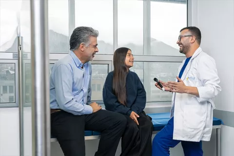 médico de Colsubsidio atendiendo pacientes