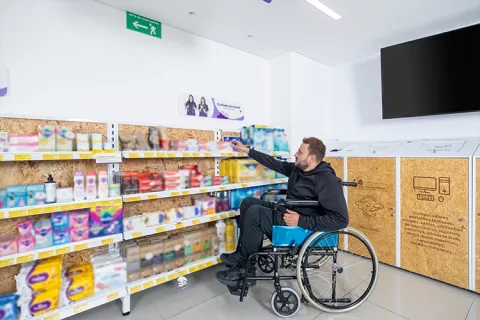 cliente de droguerías Colsubsidio en silla de ruedas