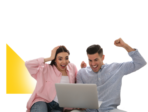 Pareja emocionado por la aprobación de su crédito en línea.