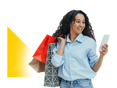 Mujer sosteniendo sus compras y revisando su celular