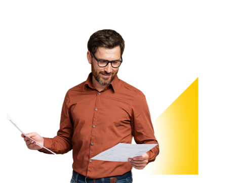 Hombre aprendiendo sobre ahorro con educación financiera