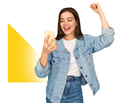 mujer pagando su crédito Colsubsidio fácil y rápido