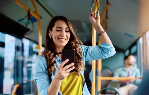 Mujer en transporte por la ciudadela Maiporé.