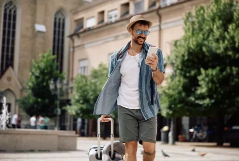Turista feliz con su asistencia de viajes Colsubsidio.