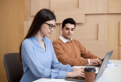 Colaborador en etapa inicial de carrera que destaca por su aprendizaje y potencial de desarrollo