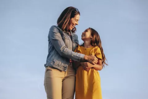 Madre e hija sonriendo por su plan de salud de Colsubsidio y Colsanitas